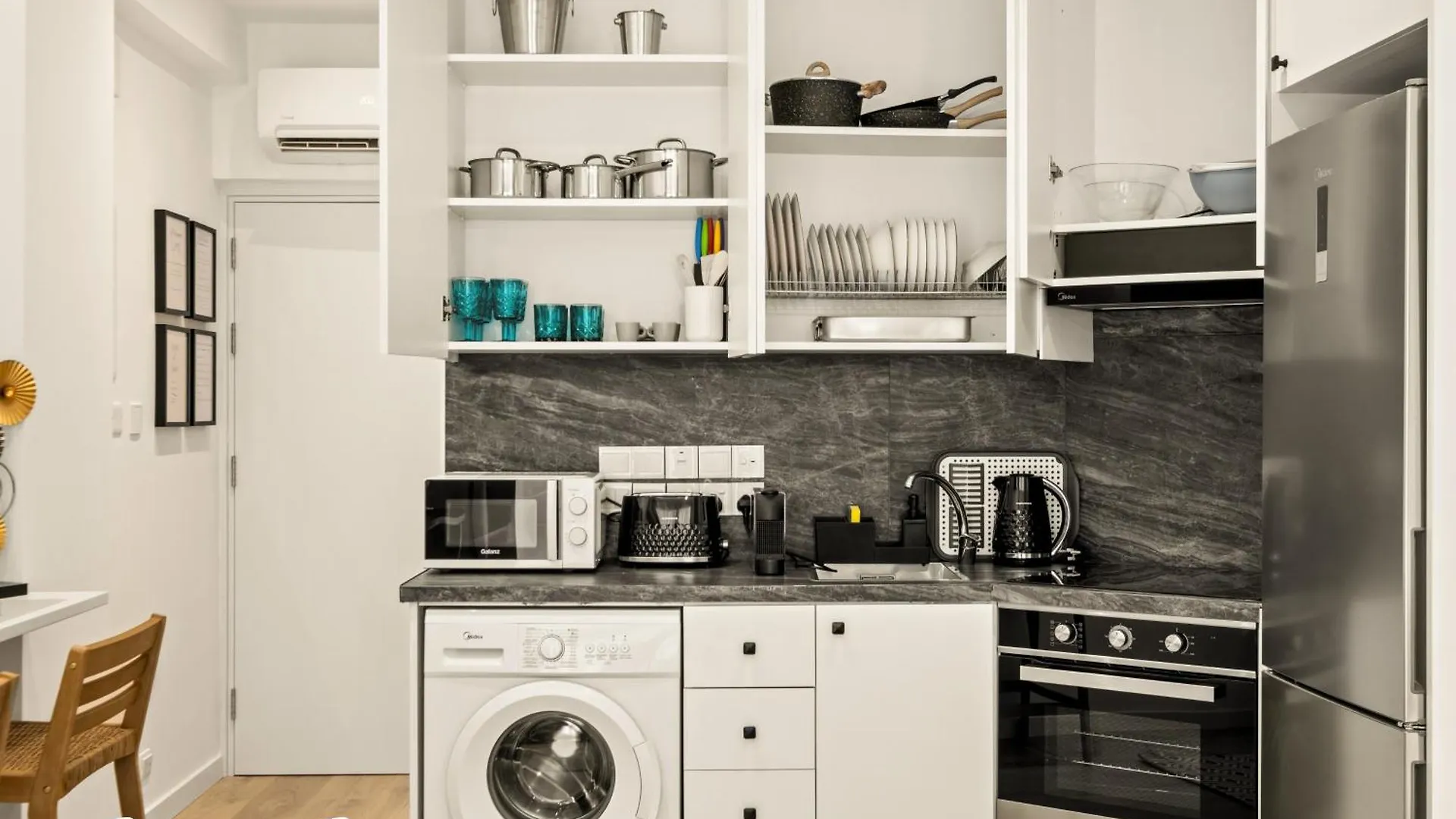 Lazuli Hermes Apartments location